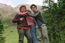 Ron-hermione-and-harry-watch-the-execution-1050x0-c-default