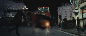 赫敏、和从陋居幻影显形到。