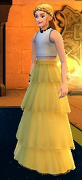 Penny w biało-żółtej sukience i związanych w warkocz włosach