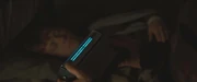 在睡觉时拿着收音机收听波特瞭望站。