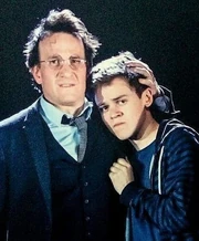 Albus se queda al lado de Harry, mientras asiste a los asesinatos de James y Lily Potter