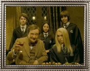 スラグホーンと3名のスリザリン生（ルシウス・マルフォイを含む）・1名のレイブンクロー生