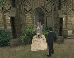 Geflügelte Eberstatue im Schulhof