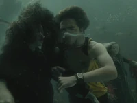 Fredrik mens han redder Cho Chang fra havfolkene