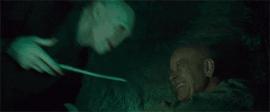 Voldemort z różdżką w ręku wstaje od śmiejącego się i będącego w podeszłym wieku Grindelwalda i znika za rogiem w ciemnych obłokach