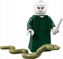 Figurka LEGO przedstawiająca Voldemorka, u jej stóp wąż również w wersji LEGO