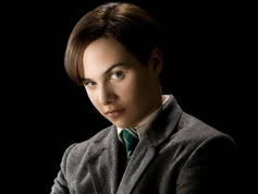 Tom Riddle (Frank Dillane)