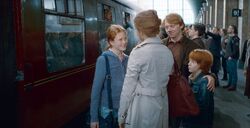 Hermione & Ron with their children at platform nine and three quarters