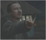 Remus mit seinem gezückten Zauberstab.