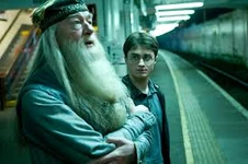 Harry Potter i Albus Dumbledore tuż przed teleportacją łączną