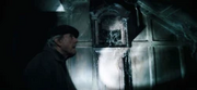 Frank indaga dentro Casa Riddle