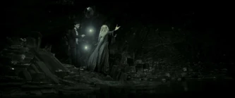 В пещере.jpg (66 КБ) Гарри и Дамблдор освещают себе путь в Хрустальной пещере