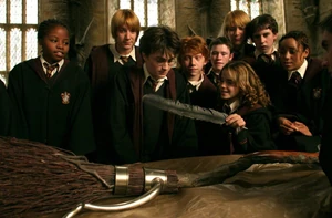 Гарри получает подарок Сириуса Блэка — спортивную метлу новейшей модели «Молния»