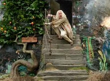 Xenophilius Lovegood ở ngoài nhà của mình