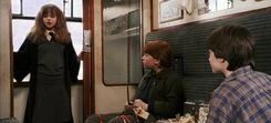 Bộ ba gặp nhau lần đầu tiên trên chuyến tàu tốc hành Hogwarts