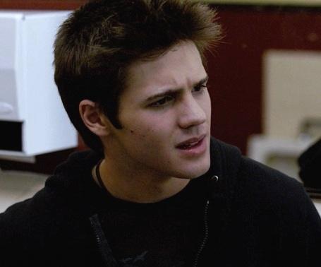S2 Jeremy Gilbert The vampire diaries jeremy, Vampire diaries cast, Vampire diaries