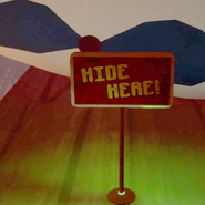 Табличка «Hide Here» в страхе