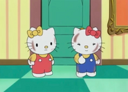 Die schmutzige Mimmy schaut die schmutzige Kitty mit knurrendem Bauch an