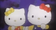 Kitty und Mimmy halten Pfoten