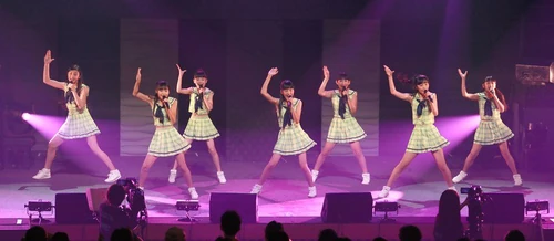 Hello Pro Kenshuusei Hokkaido performing "Oheso no Kuni Kara Konnichiwa"