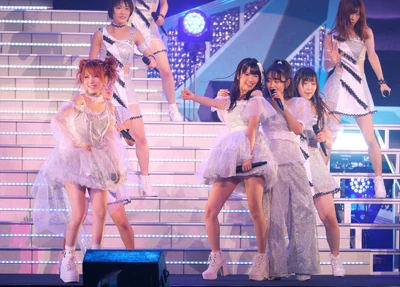 Surprise guests Takahashi Ai, Michishige Sayumi, and Tanaka Reina