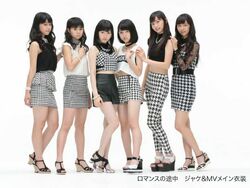 Foto filtrada de las 6 miembros promocionando "Romance no Tochuu"