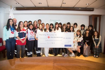 Morning Musume '18 donating a cheque to the Mexican Red Cross