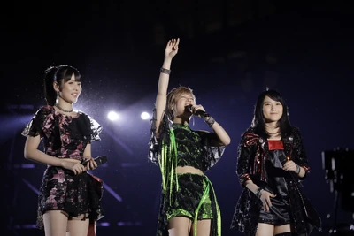 Niigaki Risa, Michishige Sayumi, and Sayashi Riho