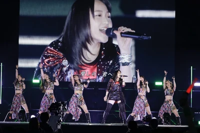 Sayashi Riho with Fukumura Mizuki, Ikuta Erina, Ishida Ayumi, Sato Masaki, Oda Sakura