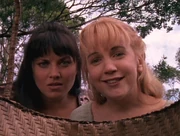 Xena und Gabrielle finden ein Baby.