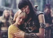 Xena and Gabrielle mourn Ephiny at her funeral