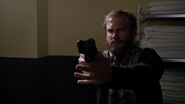 1x09 Quentin pointing a gun