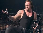 l'Undertaker dans son look hybride entre le Deadman et son personnage de motard après avoir été ramené à la vie par Paul Bearer.