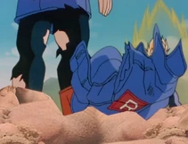 C-18 retire sa veste déchirée par les assauts répétés de Vegeta.