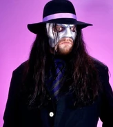 l'Undertaker portant un masque de fantôme gris après avoir subi une fracture à l'os orbitale près de son oeil.