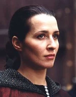 Renfri als Erwachsene (Kinga Ilgner) in der TV-Serie "The Hexer"