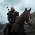 Geralt und Plötze in der Netflix-Serie The Witcher