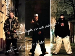 Lewe zdjęcie - Ulica Waryńskiego 9Środkowe zdjęcie - Ulica Piastowska Prawe zdjęcie - Ulica MatejkiUdało się także znaleźć ulicę z tylniej okładki - Lwowska 18