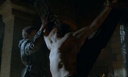 Ramsay tortura a Theon HBO