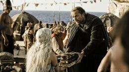 Jorah entrega libros a Daenerys HBO