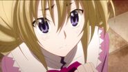 A worried Ravel wanting to go with Issei