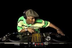 Grandmaster Flash Reveals His Father Inspired Him to Build a DJ Setup