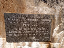 Tablica na schronie w Tynnem