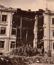 Żołnierze niemieccy w zniszczonym Piotrkowie 1939