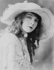 800px-Lillian Gish-edit1