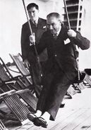 Atatürk haciendo el tonto