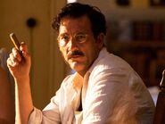 Clive Owen como Ernest Hemingway