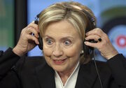 Hillary escuchando música