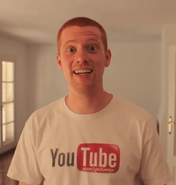 Jpelirrojo con una camiseta de youtube
