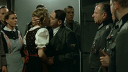 Hitler dandole un beso traumatizante a Eva